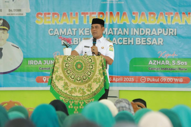 Bupati Aceh Besar Syech Muharram Idris menyampaikan sambutan pada saat Sertijab Camat Indrapuri di Aula Kantor Camat setempat, Rabu (16/04/2025).