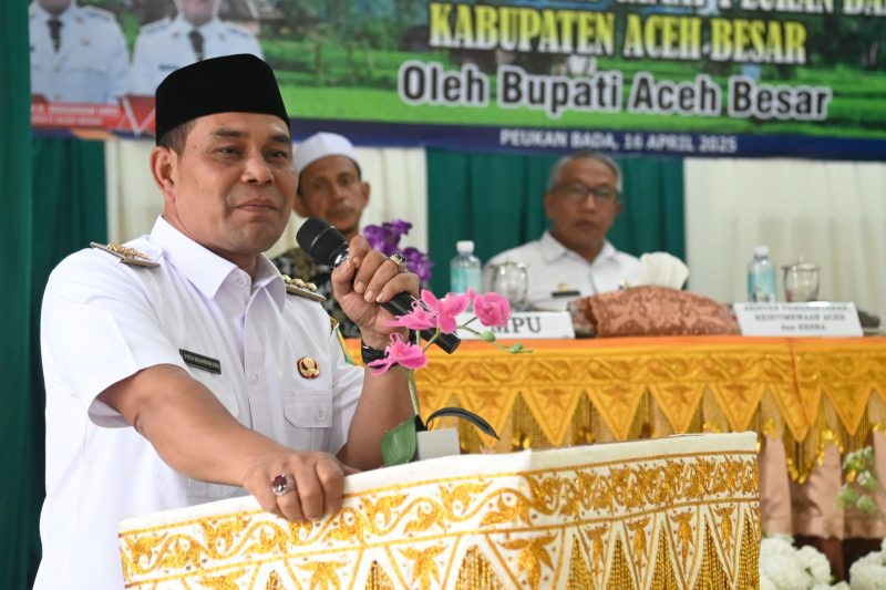 Bupati Aceh Besar, Muharram Idris memberi sambutan pada penyerahan surat pengantar tugas Camat Peukan Bada yang baru, Salamuddin ZM, SE, di UDKP Kecamatan Peukan Bada, Rabu (16/04/2025). 