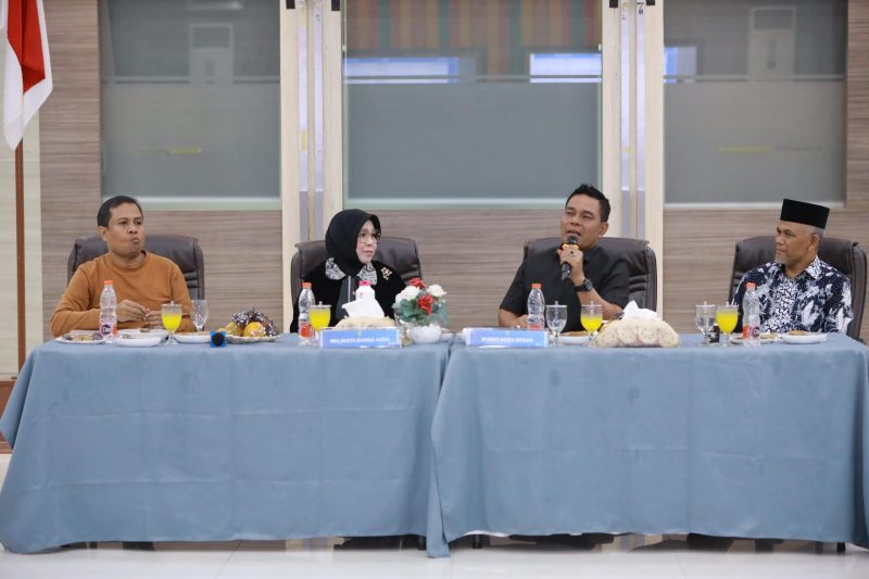 Bupati Aceh Besar, H. Muharram Idris, sampaikan pendapat saat Rapat Koordinasi Panitia Halal Bihalal, Pengukuhan, dan Peusijuk Pengurus Forum Silaturahmi Aceh Besar (Forsiar) di Ruang Rapat Mawardi Nurdin, Kantor Wali Kota Banda Aceh, Rabu malam (16/04/2025).