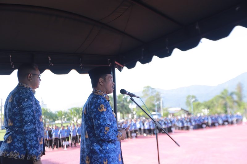 Wakil Bupati Aceh Besar Drs Syukri bertindak sebagai pembina Apel Peringatan Hari Kesadaran Nasional di Halaman Kantor Bupati Aceh Besar di Kota Jantho, Kamis (17/04/2025).