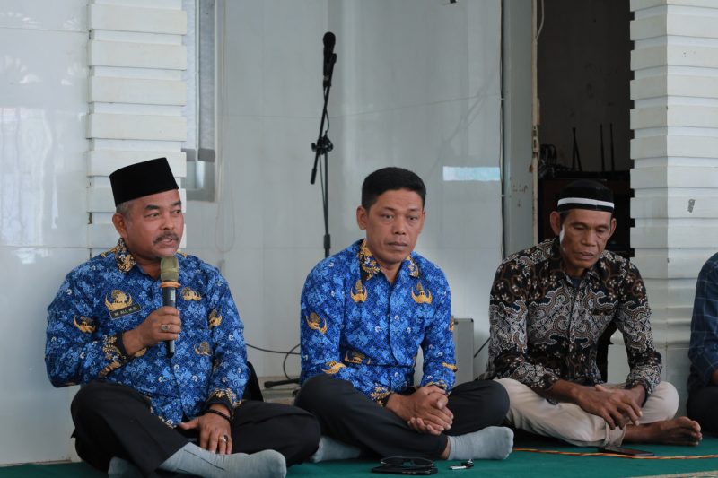 Asisten II Sekda Aceh Besar, M Ali SSos MSi, menyampaikan sambutannya, pada Pelatihan Pertanian Regeneratif dan Budidaya Kacang Koro yang digagas oleh Rumoh Pangan Aceh, di Gampong Lampeudaya, Kecamatan Darussalam, Kamis (17/04/2025).