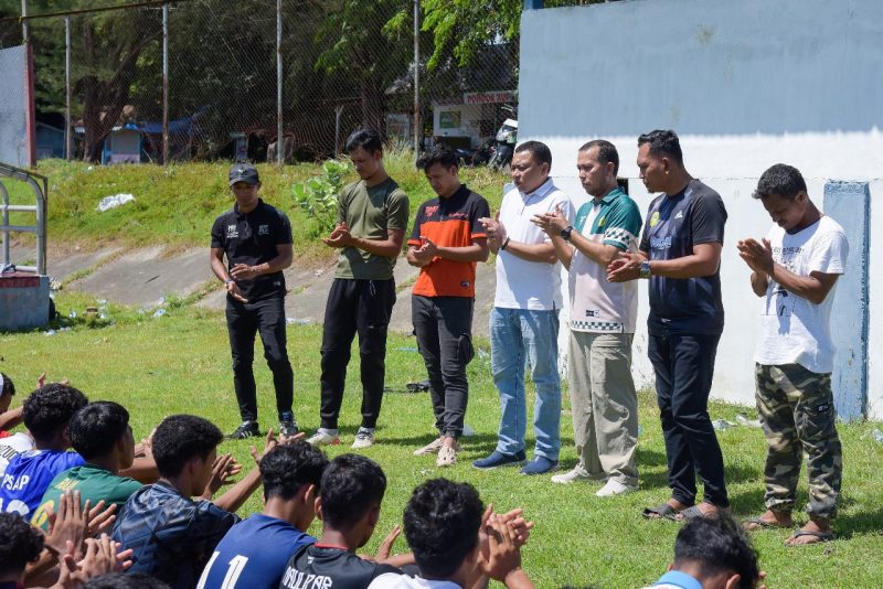 Ketua KONI Aceh Besar Bakhtiar di dampingi panitia seleksi, menyampaikan sambutannya pada penutupan seleksi pemain sepak bola Pra PORA Aceh Besar tahun 2025, di Lapangan Matador, Gampong Meunasah Papeun, Lamreung, Kecamatan Ingin Jaya, Aceh Besar, Jumat (18/04/2025).