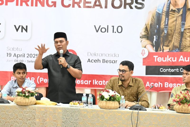 Bupati Aceh Besar, H Syech Muharram Idris menyampaikan sambutan dan sekaligus membuka Pelatihan Content Creator Boothcamp Pemuda Aceh Besar di Aula Dekranasda, Gampong Gani, Kecamatan Ingin Jaya, Aceh Besar, Sabtu (19/04/2025).