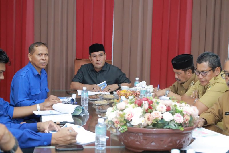 Bupati Aceh Besar Muharram Idris (Syech Muharram) memimpin audiensi dengan jajaran Direksi PDAM Tirta Mountala, di Ruang Rapat Gedung Dekranasda Gampong Gani, Kecamatan Ingin Jaya, Aceh Besar, Selasa (22/04/2025).