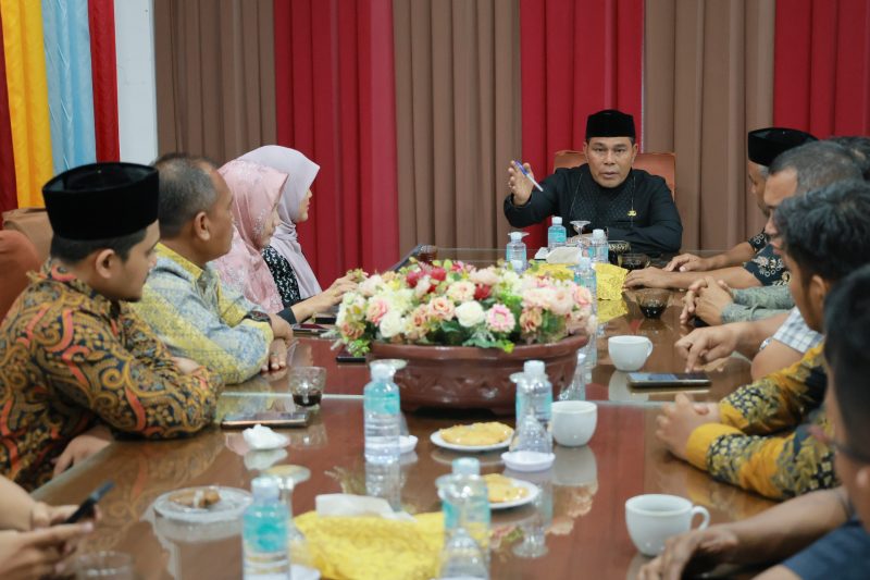 Bupati Aceh Besar Muharram Idris terima audiensi dengan pengurus MES Aceh Besar, di Dekranasda Aceh Besar, Gampong Gani, Kecamatan Ingin Jaya, Aceh Besar, Kamis (24/04/2025). 
