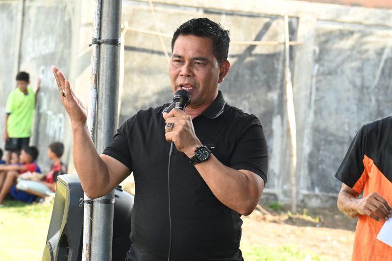 Bupati Aceh Besar, H Syech Muharram Idris memberi sambutan sekaligus membuka Trunamen sepakbola Eksekutif dalam rangka Silaturrahmi di Lapangan Sepakbola Meunasah Tuha, Kecamatan Peukan Bada, Aceh Besar, Sabtu (26/04/2025).