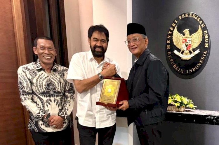 Gubernur Aceh, Muzakir Manaf didampingi Ketua DPRA, Zulfadli saat bersilaturahmi dan audiensi dengan Menteri PU, Dody Hanggodo di Kantor Kementerian Pekerjaan Umum, Jakarta, Kamis, 10 April 2025. Pertemuan ini menjadi bagian dari langkah strategis percepatan pembangunan infrastruktur Aceh.