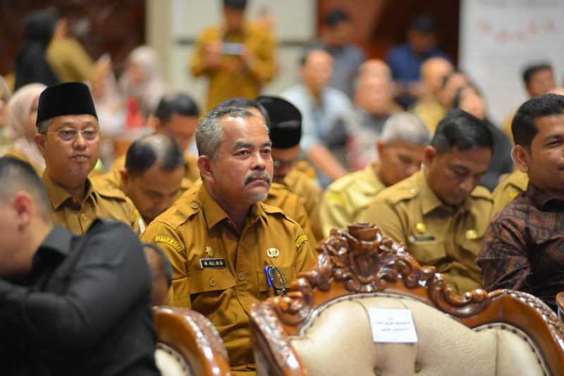 Asisten II Bidang Perekonomian dan Pembangunan Sekdakab Aceh Besar. H. M Ali S.Sos, MSi, mewakili Bupati Aceh Besar, Muharram Idris, menghadiri peluncuran program Satu Data Aceh di Anjong Mon Mata, Banda Aceh, Selasa (29/04/2025).