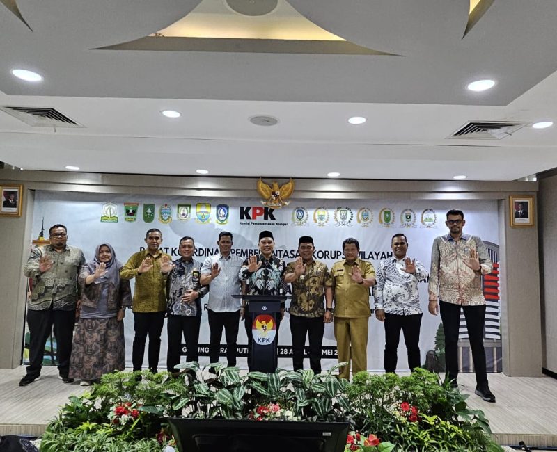 Bupati Aceh Besar Syech Muharram Idris foto bersama Rapat Koordinasi (Rakor) Pemberantasan Korupsi Wilayah I yang diinisiasi Direktorat Koordinasi dan Supervisi (Korsup) Wilayah I Komisi Pemberantasan Korupsi (KPK) di Gedung Merah Putih, Jakarta, Selasa (29/04/2025).
