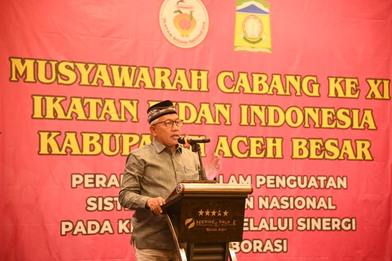 Asisten I Sekdakab Farhan AP membuka secara resmi Muscab XI IBI Kabupaten Aceh Besar, di Hotel Hermes Palace, Banda Aceh, Kamis (01/05/2025).