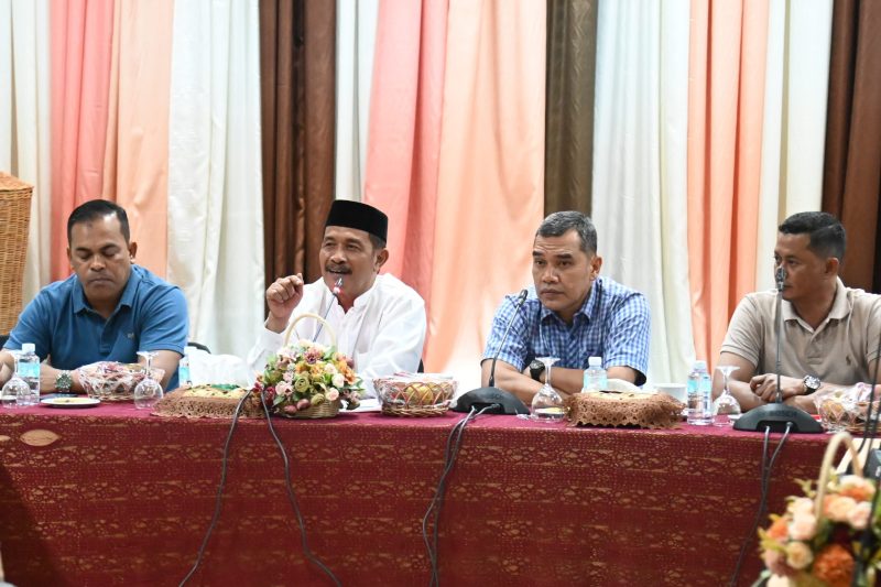 Wakil Bupati Aceh Besar Drs H Syukri A Jalil memberi sambutan dalam acara Rapat DPRK Aceh Besar dan Pemkab Aceh Besar dalam agenda penjelasan Pemkab Aceh Besar terkait pelaksanaan Peringatan Hari Kota Jantho Tahun 2025 di Gedung Dekranasda, Gamping Gani, Kecamatan Ingin Jaya, Kamis (01/05/2025) malam.