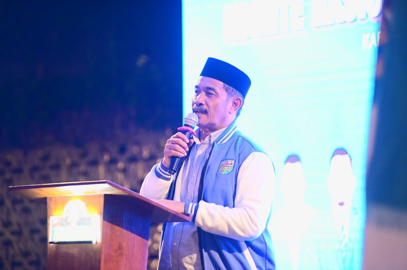 Wakil Bupati Aceh Besar, Drs Syukri menyampaikan sambutan pada Pelantikan DPD II KNPI Aceh Besar di Out Door Garden The Pade Hotel, Darul Imarah, Aceh Besar, Sabtu (03/05/2025) malam.