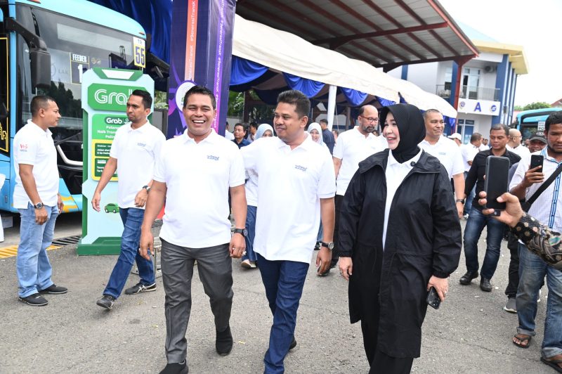 Bupati Aceh Besar, H Syech Muharram Idris disambut Walkot Banda Aceh, Illiza Sa’aduddin Djamal saat tiba di acara Peluncuran Pelayanan Trans Koetaradja di Komplek Terminal Tipe A Batoh, Band Aceh Aceh, Minggu (04/05/2025).