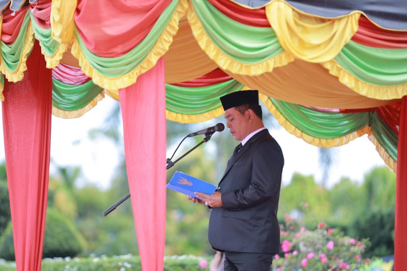 Bupati Aceh Besar, H Syech Muharram Idris bertindak selaku Inspektur Upacara HUT ke-41 Kota Jantho dan Hardiknas Tahun 2025, di Halaman Kantor Bupati Aceh Besar, Kota Jantho, Senin (05/05/2025).