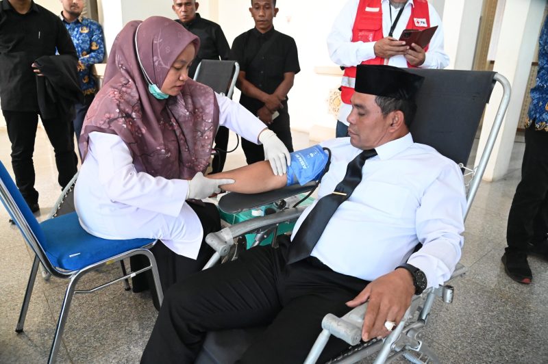 Bupati Aceh Besar, H Syech Muharram Idris donor darah dalam rangka memperingati Hari Ulang Tahun (HUT) Kota Jantho ke-41 dan Hardiknas di Kantor Bupati Aceh Besar, Kota Jantho, Senin (05/05/2025).
