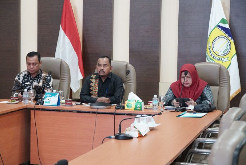 Asisten II Setdakab H.M. Ali S.Sos M.Si di dampingi Inspektur Aceh Besar Zia Ul Azmi, Kepala Bappeda Aceh Besar Rahmawati S.Pd MSi serta Kepala BPKD Aceh Besar Andrea Shaputra SE MM mengikuti Rakor Zoom Meeting Percepatan Realisasi APBD Tahun 2025 di Aula Lantai 3 Kantor Bupati Aceh Besar Kota Jantho, Kamis (08/05/2025). 