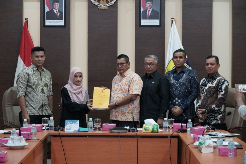 Bupati Aceh Besar Muharam Idris yang diwakili Plt. Sekdakab Aceh Besar Bahrul Jamil SSos MSi, menerima hasil laporan tim BPK RI perwakilan Aceh pada Exit Meeting Pemeriksaan Terinci Atas Laporan Keuangan pemerintah Daerah Tahun 2024 Pada Pemerintah Kabupaten Aceh Besar di Aula Lantai 3 Kantor Bupati Aceh Besar Kota Jantho, Kamis(08/05/2025).