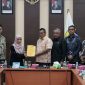 Bupati Aceh Besar Muharam Idris yang diwakili Plt. Sekdakab Aceh Besar Bahrul Jamil SSos MSi, menerima hasil laporan tim BPK RI perwakilan Aceh pada Exit Meeting Pemeriksaan Terinci Atas Laporan Keuangan pemerintah Daerah Tahun 2024 Pada Pemerintah Kabupaten Aceh Besar di Aula Lantai 3 Kantor Bupati Aceh Besar Kota Jantho, Kamis(08/05/2025).