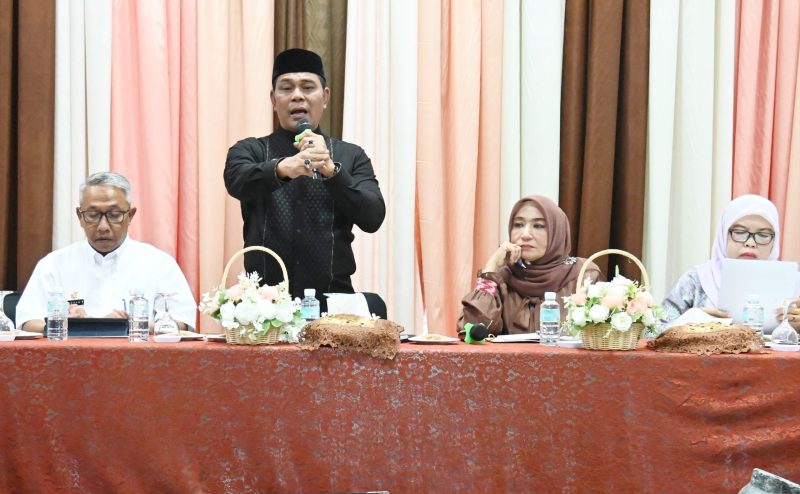 Bupati Aceh Besar, H Syech Muharram Idris menyampaikan sambutan dan arahan dalam acara Silaturrahmi dengan Kepala Puskesmas Aceh Besar di Gedung Dekranasda Aceh Besar, Gampong Gani, Kecmatan.ingin Jaya, Aceh Besar, Jumat (09/05/2025).