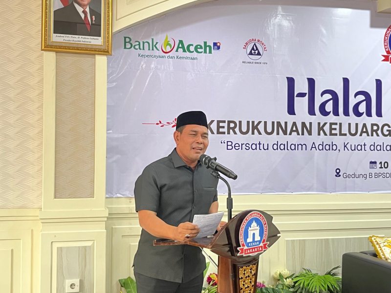 Bupati Aceh Besar menyampaikan sambutan saat menghadiri acara Halal Bihalal Kerukunan Keluarga Aceh Rayeuk (KEKAR) yang digelar di Gedung B BPSDM Kemendagri, Kalibata, Jakarta Selatan, Sabtu (10/05/2025).