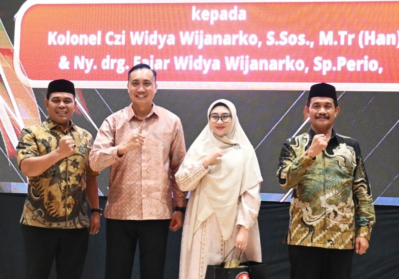 Bupati Aceh Besar, H Syech Muharram Idris, Wabub Aceh Besar dan Kolonel Czi Widya Wijanarko, S.Sos., M.Tr (Han) foto bersama pada acara Lepas Sambut Dandim 0101/KBA dari Kolonel Czi Widya Wijanarko, S.Sos., M.Tr (Han) kepada Letkol Inf Faurizal Noerdin, S.Sos., M.Scdi Gedung Landmark BSI Aceh, Banda Aceh, Selasa (13/05/2025) malam. 