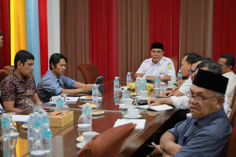 Bupati Aceh Besar H Muharram Idris (Syech Muharram), di dampingi Kepala Dinas Pertanian Aceh Besar Jakfar SP MSi, Plt Kepala Diskopukmdag Aceh Besar Trizna Darma ST, Kepala DPMPTSP Aceh Besar Agus Husni SP, serta Kepala Bidang Peternakan Dinas Pertanian Aceh Besar Uzir SPt, serta tim asistensi Bupati Aceh Besar mengikuti Zoom Meeting bersama para investor asal Malaysia, di Gedung Dekranasda Aceh Besar, Gani, Kecamatan Ingin Jaya, Aceh Besar, Rabu (14/05/2025).
