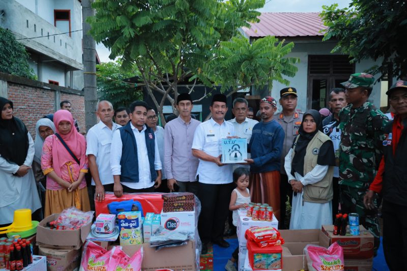 Wakil Bupati Aceh Besar menyerahkan bantuan masa panik untuk korban kebakaran di Gampong Rumpet, Kecamatan Ingin Jaya, Rabu (14/05/2025).