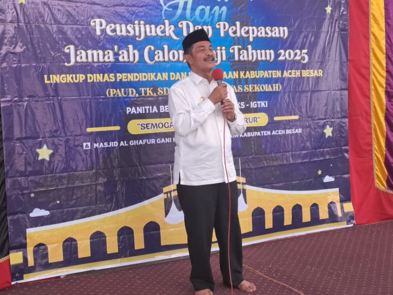 Wakil Bupati Aceh Besar, Drs Syukri A Jalil memberikan sambutan saat melepas keberangkatan JCH lingkup Disdikbud Aceh Besar, di Masjid Gani, Kecamatan Ingin Jaya, Aceh Besar, Kamis (15/05/2025).
