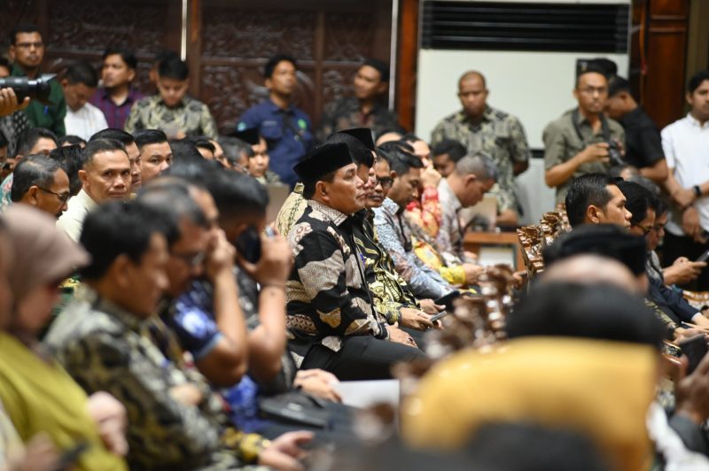 Bupati Aceh Besar H Muharram Idris (Syech Muharram) menghadiri Musrenbang RKPA Tahun 2026 dan Forum Konsultasi Publik Rencana Pembangunan Jangka Menengah Aceh (RPJMA) 2025–2029 yang digelar di Anjong Mon Mata, Banda Aceh, Kamis (15/05/2025). 
