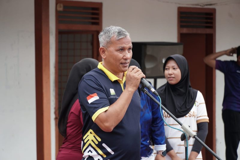 Kadisparpora Kabupaten Aceh Besar Abdullah, SSos secara resmi membuka Open Turnamen Tenis lapangan di Lapangan Tenis Pemkab Aceh Besar, Kota Jantho, Sabtu (17/05/2025).