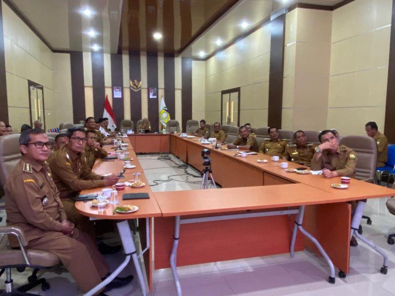 Asisten I Sekdakab Aceh Besar Farhan AP mengikuti Rapat Koordinasi Akselerasi Pembentukan Koperasi Desa Merah Putih di ruang Rapat Kantor Bupati Aceh Besar, Kota Jantho, Senin (19/05/2025).