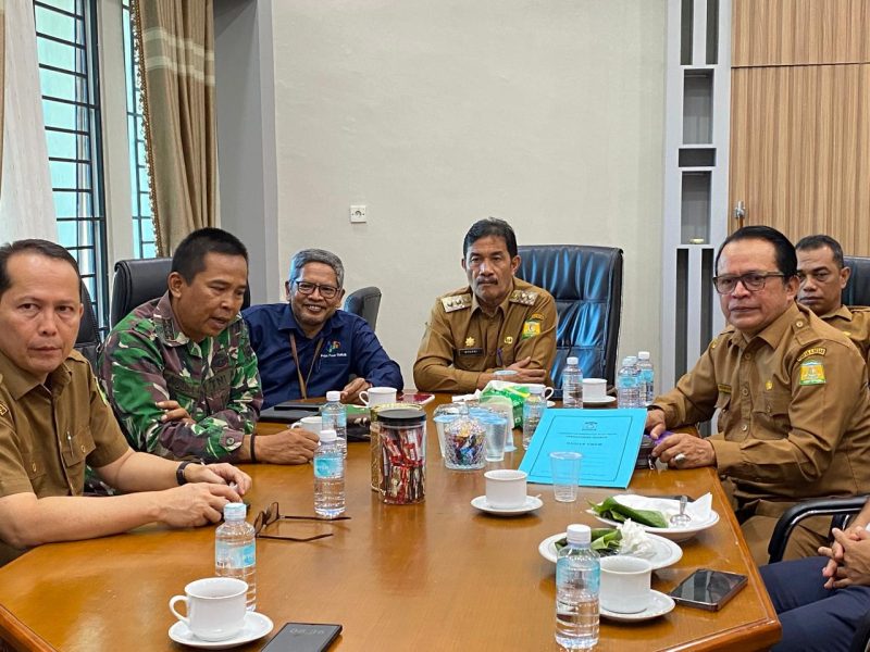 Wakil Bupati Aceh Besar Drs Syukri bersama unsur Forkopimda dan Para Ka OPD mengikuti Zoom Rakor Pengendalian Inflasi Daerah di Ruang Kerja Wakil Bupati Aceh Besar, Kota Jantho, Senin(19/05/2025).