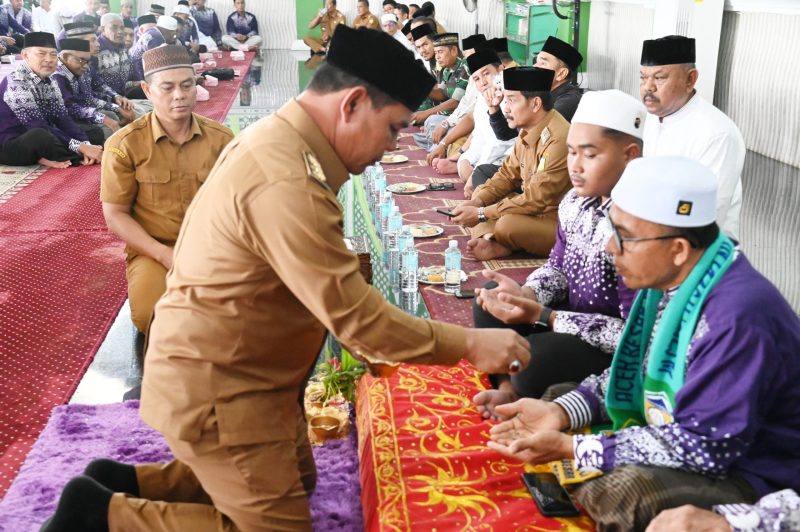 Bupati Aceh Besar, H Syech Muharram Idris peusijuk JCH Aceh Besar di Masjid Agung Al Munawwarah, Kota Jantho, Aceh Besar, Senin (19/05/2025). 