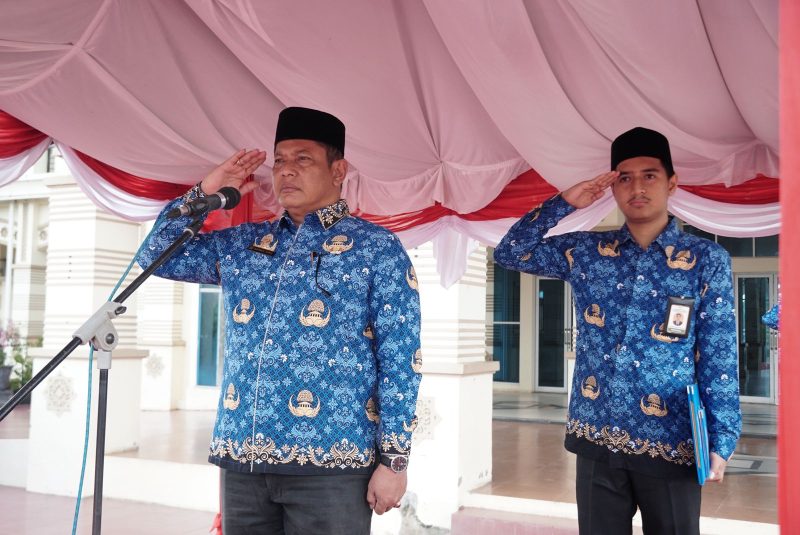 Plt Sekdakab Aceh Besar Bahrul Jamil SSos MSi bertindak selaku Inspektur Upacara peringatan Hari Kebangkitan Nasional tahun 2025 serta dirangkai dengan peringatan Hari Buku Nasional di halaman Kantor Bupati Aceh Besar, Selasa (20/05/2025). 