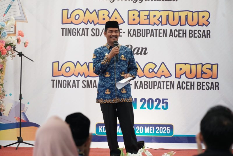 Wakil Bupati Aceh Besar Drs Syukri menyampaikan sambutan sekaligus membuka Lomba Literasi Bertutur tingkat SD/MI Se-Aceh Besar di Halaman Dinas Perpustakaan dan Kearsipan, Kota Jantho, Selasa (20/05/2025).