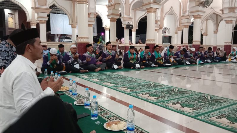 Wakil Bupati Aceh Besar Drs Syukri A Jalil melepas 42 JCH di Mesjid Besar Baitul Makmur Sibreh, Reuhat Tuha, Kecamatan Sukamakmur, Rabu (21/05/2025) malam. 