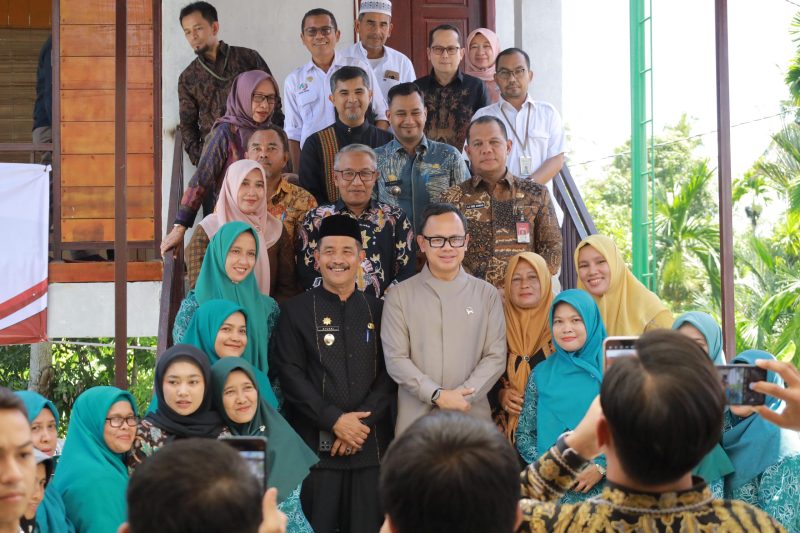 Wabup Aceh Besar Drs. Syukri A. Jalil dan Wamendagri Bima Arya Sugiarto foto bersama dengan pengurus Koperasi Merah Putih Gampong Bueng Sidom di Komplek Masjid Gampong Bueng Sidom, Kecamatan Blang Bintang, Kabupaten Aceh Besar, Kamis (22/05/2025). 