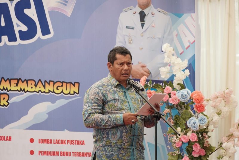 Plt. Sekda Aceh Besar Bahrul Jamil S.Sos M.Si, menyampaikan sambutan pada saat menutup Festival Literasi di halaman Dinas Perpustakaan dan Kearsipan, Kota Jantho, Kamis (22/05/2025).