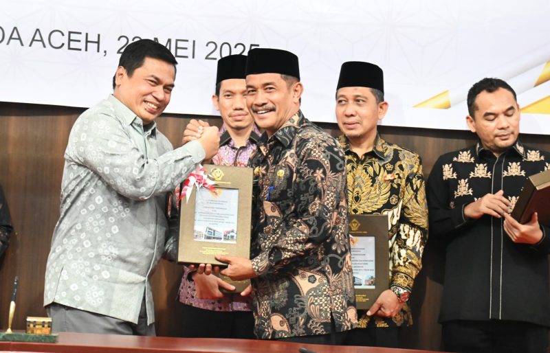 Kepala BPK Perwakilan Aceh, Andri Yogama, S.E., M.M menyerahkan Laporan Hasil Pemeriksaan atas Laporan Keuangan Pemda Tahun Anggaran 2024 kepada Wakil Bupati Aceh Besar Drs H Syukri A Jalil di Kantor BPK Perwakilan Aceh, Banda Aceh, Jumat (23/05/2025).