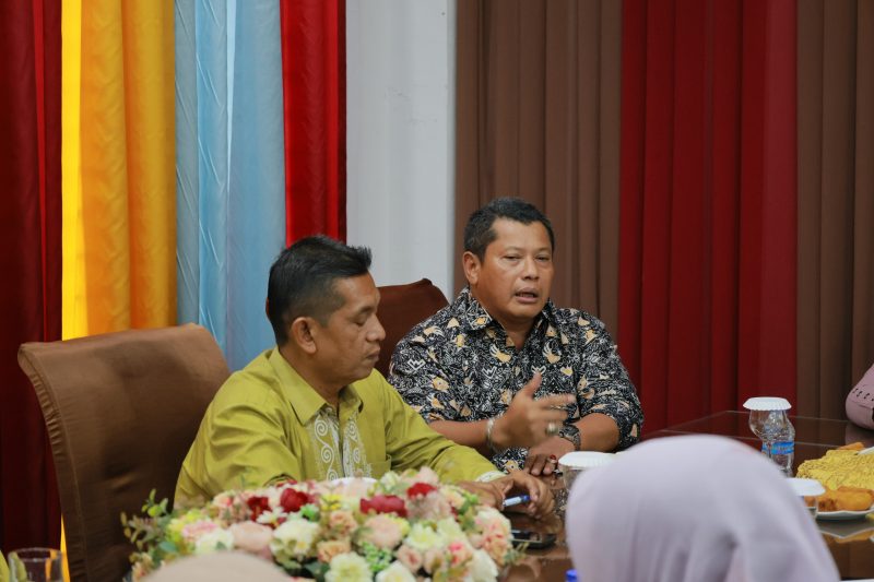 Kadisdikbud Aceh Besar, Bahrul Jamil, S.Sos., M.Si., memberi arahan pada rapat perdana Bunda PAUD Aceh Besar di Gedung Dekranasda Aceh Besar, Kecamatan Ingin Jaya, Rabu (21/05/2025). 