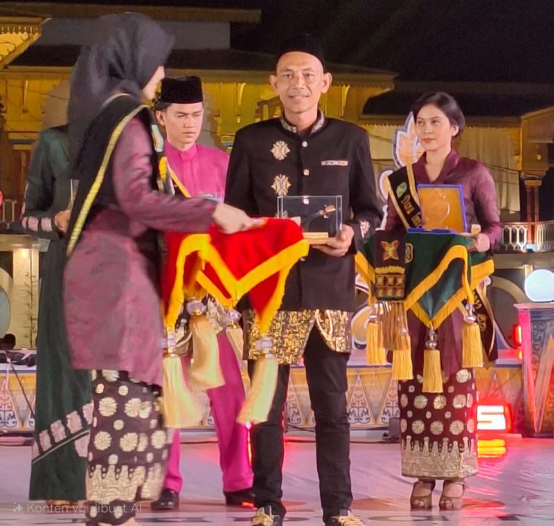 Perwakilan dari Aceh Besar menerima penghargaan dari Pemerintah Kota Medan setelah tampil memukau pada event Gelar Melayu Serumpun (Gemes) yang ke-8 tahun 2025, berlangsung di Istana Maimun, Medan, Sumatera Utara, Rabu (23/05/2025).