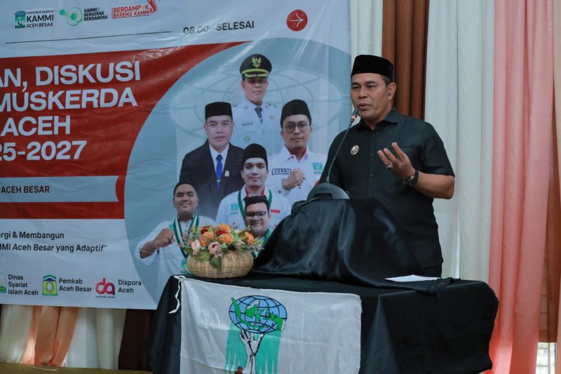 Bupati Aceh Besar, Muharram Idris memberi sambutan pada seremoni Pelantikan, Diskusi Publik, dan Muskerda PD KAMMI Aceh Besar periode 2025–2027 di Gedung Dekranasda Aceh Besar, Kecamatan Ingin Jaya, pada Jumat (23/05/2025).