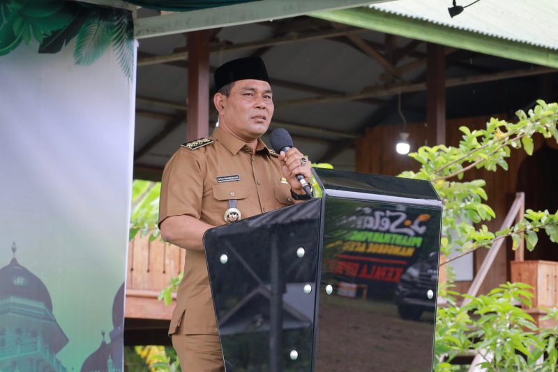 Bupati Aceh Besar Syech Muharram Idris menyampaikan sambutan pada Pelantikan Pengurus IMNAD Kabupaten Aceh Besar di Dayah Misbahul Wara, Gampong Semeureung, Sukamakmur, Senin (26/05/2025). 