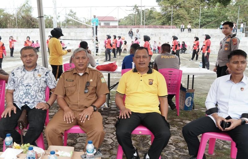 Kadisparpora Aceh Besar Abdullah SSos, menghadiri pembukaan Turnamen Bola Voli dalam rangka memperingati HUT ke-79 Bhayangkara, di lapangan voli Mapolres Aceh Besar, Kota Jantho, Senin (26/05/2025). 