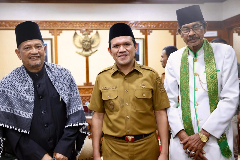 Wakil Gubernur Aceh Fadhlullah, SE, menerima dan Dipeusijuek sejumlah ulama jelang keberangkatannya ke Tanah Suci Mekkah untuk menunaikan ibadah haji, di ruang kerja Wakil Gubernur Aceh, Selasa, (27/05/2025).