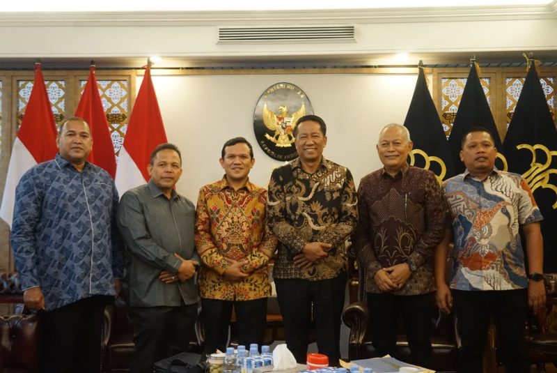 Keterangan Foto 2: Wakil Gubernur Aceh, Fadhlullah didampingi Juru Bicara Pemerintah Aceh, Teuku Kamaruzzaman, dan sejumlah Anggota DPR Aceh, saat bertemu Menteri Hukum  Supratman Andi Agtas, di Kementerian Hukum, Jakarta, Rabu, 28 Mei 2025.
