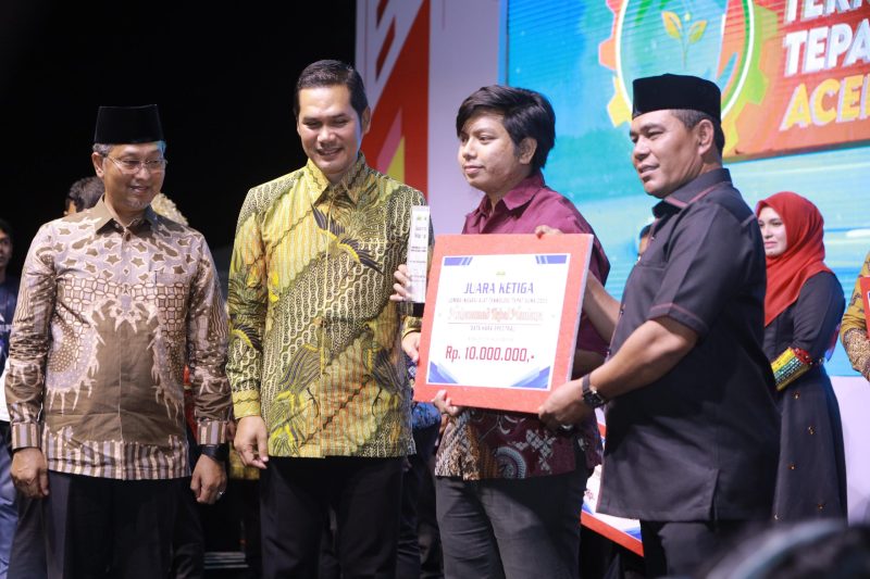 Bupati Aceh Besar, Muharram Idris mendampingi Inventor menerima penghargaan juara 3 lomba inovasi TTG XXVI Provinsi Aceh Tahun 2025 di Lapangan Pulau Kayu - Susoh, Aceh Barat Daya, Rabu (28/05/2025) malam.