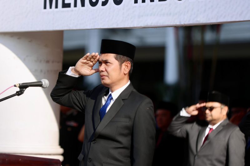 Plt Sekda Aceh, M. Nasir S.IP, MPA, menjadi Inspektur Peringatan Hari Lahir Pancasila Tahun 2025, di Halaman Kantor Gubernur Aceh, Minggu, (01/06/2025).