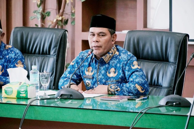 Bupati Aceh Besar, Muharram Idris, memimpin Rapat Pimpinan OPD, di Aula Bukhari Daud, Kantor Bupati Aceh Besar, Kota Jantho, pada Senin (02/06/2025).