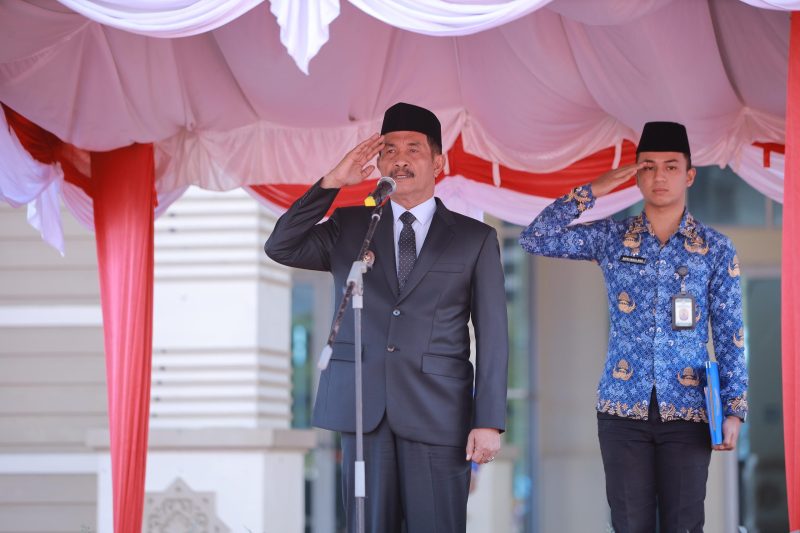 Wakil Bupati Aceh Besar Drs H Syukri bertindak selaku Inspektur Upacara Hari Lahir Pancasila Tahun 2025 di halaman Kantor Bupati Aceh Besar, Kota Jantho, Senin (02/06/2025).